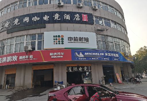 华宁发光字招牌安装流程。