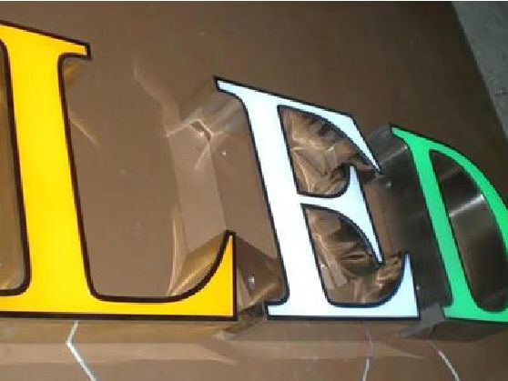 华宁介绍LED招牌的基础知识。